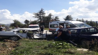 Burdurda kamyonet ile çarpışan Fiat Tofaş hurdaya döndü: 1i ağır 3 yaralı