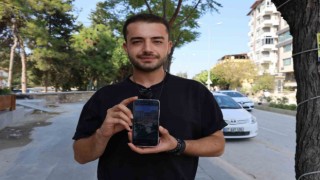 Cadde ortasında kucağında keçiyle yürüyen yaşlı kadın tebessüm ettirdi