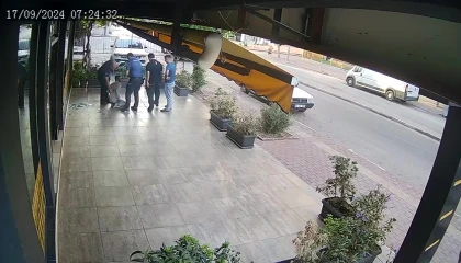 Camı kırarak baklavacıya girdi, devriye gezen ekibe yakalandı