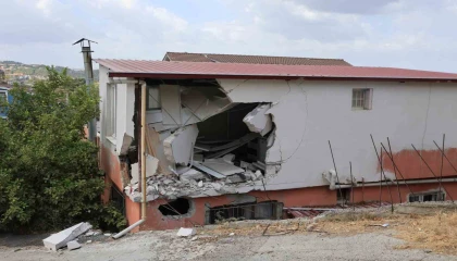 Çöp kamyonu mutfağa daldı: 1 yaralı