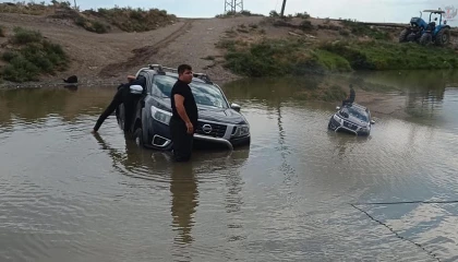Debisi artan derede aracıyla mahsur kaldı