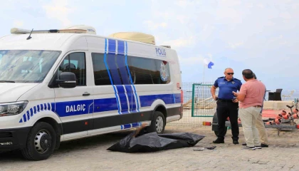Deniz yüzeyinde bir kişinin cansız bedeni bulundu