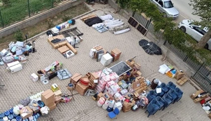 Deprem malzemelerini stoklayıp satan 1i öğretmen 4 şüpheli tutuklandı