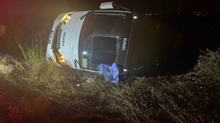 Devrilen midibüsün altında kalan sürücü hayatını kaybetti