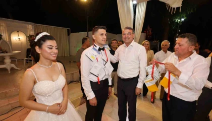 Düğünde gelin ve damada beşi bir yerde altın yerine beşi bir yerde sebze tohumu takıldı