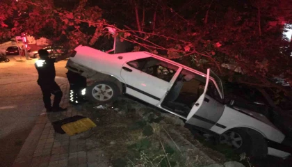 “Dur” ikazına uymayan otomobil bahçeye daldı, sürücü kaçtı yolcu yaralı