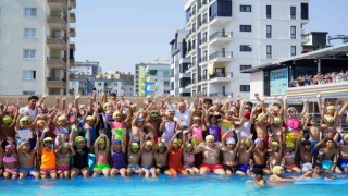 Erdemlide yüzme öğrenen bin çocuk sertifikalarını aldı