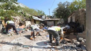 Etrafı duvarlarla çevrili eve giren ekipler hayatının şokunu yaşadı