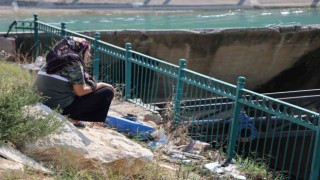 Evlatlarının öldüğü yerden bir an olsun ayrılmıyorlar