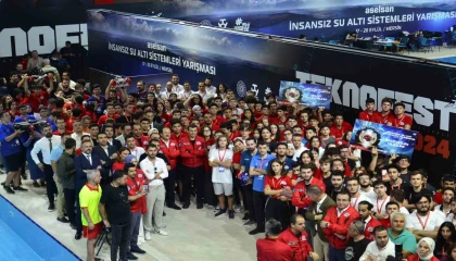 Gençlerden Selçuk Bayraktara yoğun ilgi