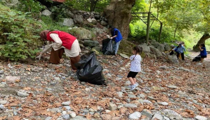 Gençlik merkezi gönüllülerinden çevre temizliği