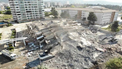 Hatayda 16 katlı bina iş makinesinin darbesiyle yerle bir oldu