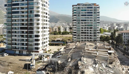 Hatay’da 16 katlı bina iş makinesinin darbesiyle yerle bir oldu