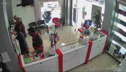 Hırsızın tuşlu telefonu çaldığı anlar kamerada