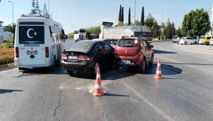 İki otomobil çarpıştı, şans eseri kimsenin burnu bile kanamadı