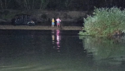 Irmak içindeki adacıkta uyuyakaldılar, su seviyesi yükselince de mahsur kaldılar