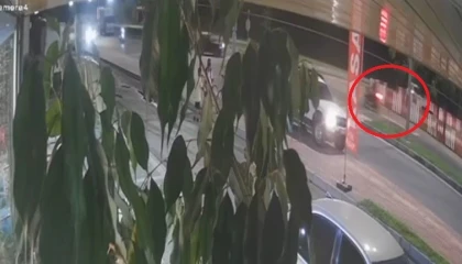 İş yerine tamir için bırakılan motosikleti kaçırdı, otomobile çarpıp kaçtı