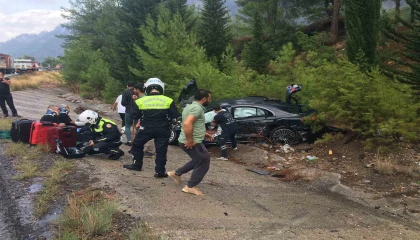 Isparta-Antalya kara yolunda otomobil kamyonla çarpıştı: 1i ağır 3 yaralı