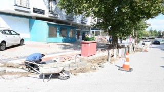 Isparta Belediyesi yıpranmış kaldırım taşlarını yenileyerek yeniden düzenliyor