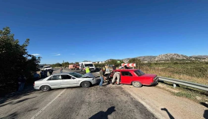 Ispartada otomobiller kafa kafaya çarpıştı: 2 yaralı