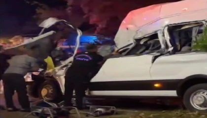 Kahramanmaraşta kamyon ile minibüs çarpıştı: 1 ölü, 2 yaralı