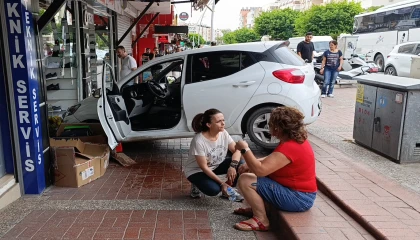 Kaldırımı aşan otomobil, ayakkabı mağazasına daldı