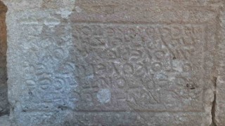 Kale duvarında kitabedeki gizemli alfabeyi bilim insanları çözemedi