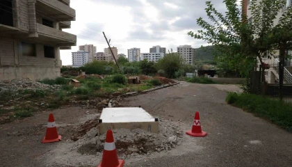 Kanalizasyon kokusunu önlemek için rögarı baza ile kapattılar