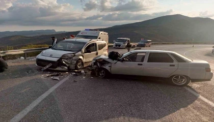 Karşı şeride geçip kaza yaptı: 3 yaralı