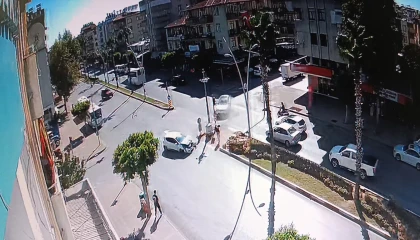 Kırmızı ışık ihlali feci kazayı beraberinde getirdi