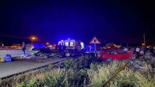 Kontrolden çıkan otomobil, refüjü aşarak karşı şeritten gelen otomobilin üzerine düştü: 2 ölü, 3 yaralı