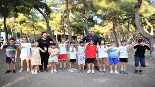 Konyaaltında çocuklar eğlenirken öğreniyorlar