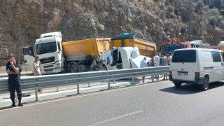 Korkuteli-Antalya karayolunda iki tır çarpıştı: 3 yaralı