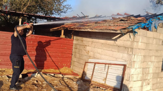 Kumluda samanlık yangını