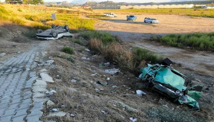 Manavgatta araçlar şarampole yuvarlandı: 3 yaralı