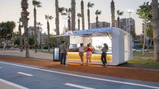 Mersin sahilinde serinleten dondurma keyfi