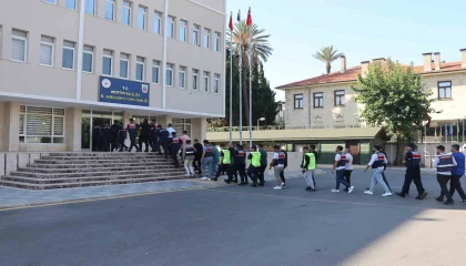 Mersinde 1 milyon dolarlık kumaş için operasyon: 16 tutuklama