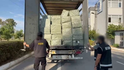 Mersinde Çinden Suriyeye giden 65 milyon lira değerinde 15 ton kaçak sigara kağıdı ele geçirildi