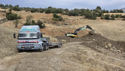 Mersinde sel nedeniyle kapanan köy yolu ulaşıma açıldı