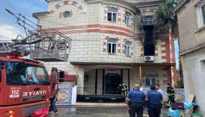 Mersinde yıldırım düşen camide yangın çıktı