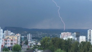 Mersinin yüksek kesimlerinde yağmur, sahilde yıldırımlar etkili oldu