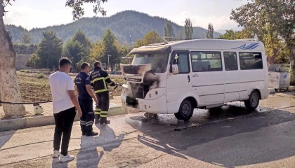Minibüsün motor kısmındaki yangın büyümeden söndürüldü