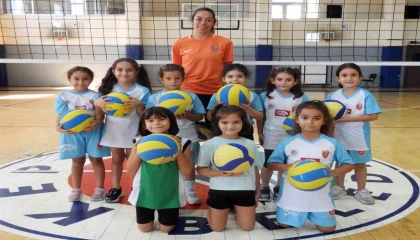 Minik voleybol yıldızları Kepezde yetişiyor