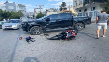Motosiklet ile kamyonet çarpıştı: 1 yaralı