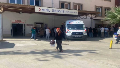 Motosiklet ile kamyonet çarpıştı, anne ile oğlu ağır yaralandı