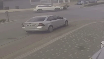 Motosiklet ile otomobilin çarpışması kamerada