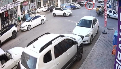 Motosikletli gencin otomobille çarpışma anı kamerada