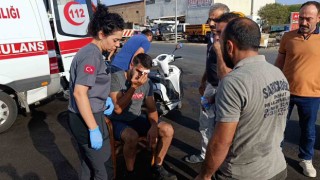 Otomobil ile motosikletin çarpışması kamerada