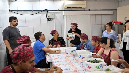 Özel çocuklardan bahçeden sofraya zeytin üretimi