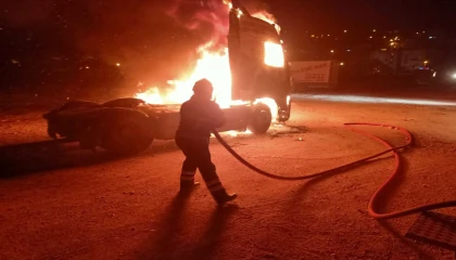 Park halindeki tır alevlere teslim oldu